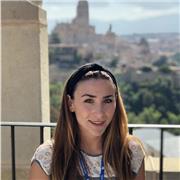 Laureata in lingue a culture per la comunicazione internazionale impartisce lezioni di materie umanistiche e di lingua spagnola/inglese